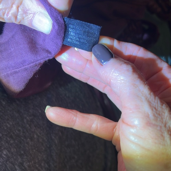 Perfect color of burgundy leather bag. Made in India - Picture 7 of 7